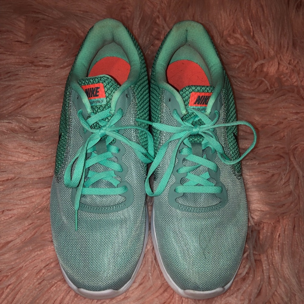 Womens sz 10 mint green and coral nike shoes